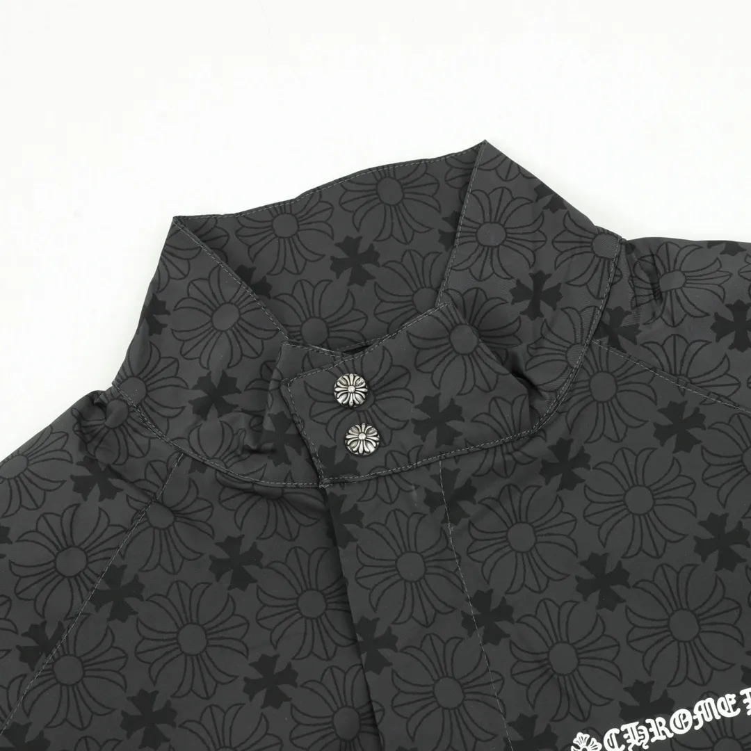 🅿️570 CH/Cro Xin Dark pattern all-over printed windbreaker jacket. The fashionable and western-style color scheme gives off a fashionable and casual temperament, rejuvenating youthful vitality! Made from customer-supplied fabrics, a real high-end product! It is not an ordinary deflationary quality. It is different from "soft and soft" fabrics. It has a delicate and soft texture, gentle and non-prickly feeling. The density of imported custom fabrics is also very tight, neat and does not change shape, always maintaining the brand's classic and rigorous image! The metal snap-type design is provided by customers, and the upper body is full of shape. It is a must-have item for quality control! size：XS-L
